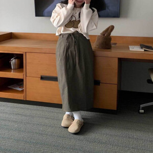 ‎ تنورة نسائية بتصميم أنيق بلون رمادي