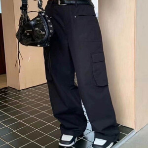 ‎ بنطلون نسائي بتصميم عملي بلون أسود