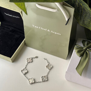 اسوارة نسائية من ماركه فان كليف - الوردات الصغيرة