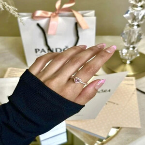 خاتم نسائي انيق من ماركه باندورا