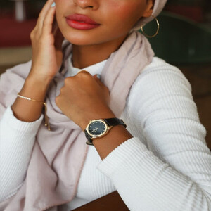 ‎  ساعة نسائية من الجلد الاسود