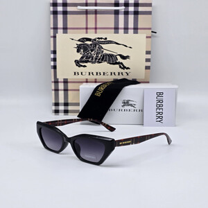 نظارة شمسية نسائية من ماركة بربري