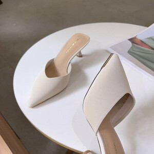 ‎ حذاء نسائي كلاسيك باللون الأبيض