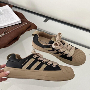 ‎ حذاء نسائي عملي باللون البني و الأسود