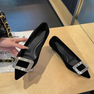 ‎ حذاء نسائي عصري باللون الأسود