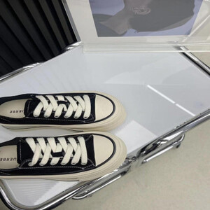 ‎ حذاء نسائي عملي باللون الأسود