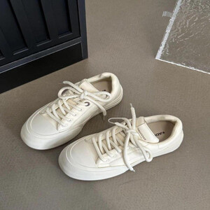 ‎ حذاء نسائي عصري باللون البيج