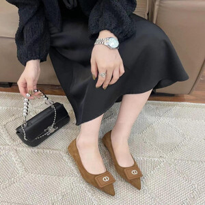 ‎ حذاء نسائي أنيق باللون البني