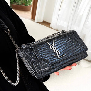 شنطة سان لوران جلد اسود