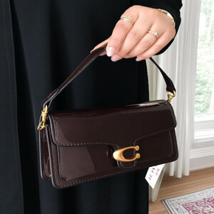 شنطة كوتش تابي لون بني غامق لامع 20سم