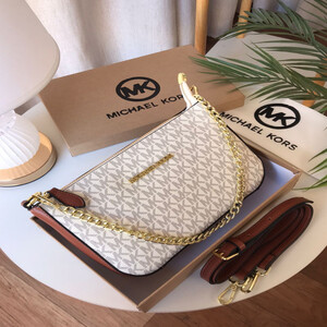 شنطة نسائية من ماركة مايكل كورس