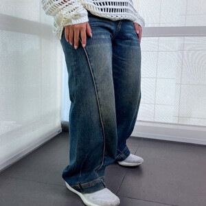 ‎ بنطلون جينز نسائي بتصميم أنيق بلون أزرق