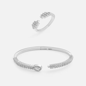 ‎ طقم نسائي مميز بلون فضي