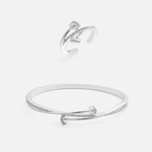 ‎ طقم نسائي مميز بلون فضي