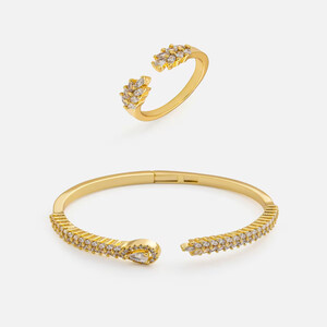 ‎ طقم نسائي مميز بلون ذهبي