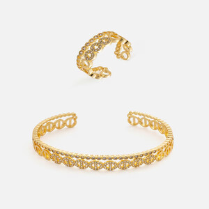 ‎ طقم نسائي مميز بلون ذهبي