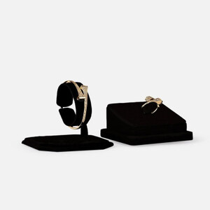 ‎ طقم نسائي مميز بلون ذهبي