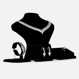 ‎ طقم نسائي ملكي باللون الفضي