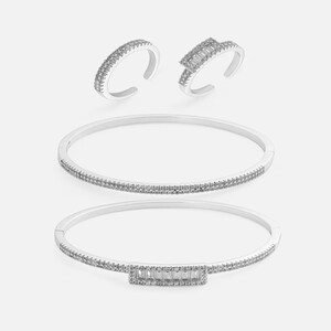 ‎ طقم نسائي ملفت بلون فضي