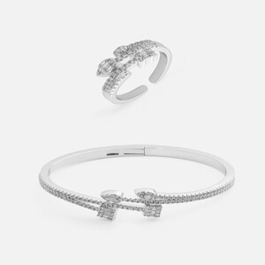 ‎ طقم نسائي ملفت بلون فضي