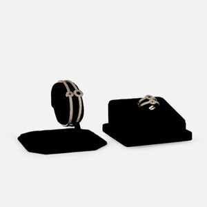 ‎ طقم نسائي ملفت بلون ذهبي