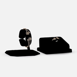 ‎ طقم نسائي ملفت بلون ذهبي