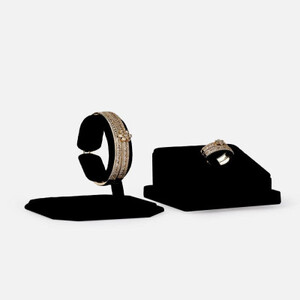 ‎ طقم نسائي ملفت بلون ذهبي