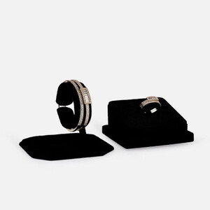 ‎ طقم نسائي ملفت بلون ذهبي