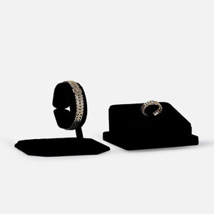 ‎ طقم نسائي ملفت بلون ذهبي