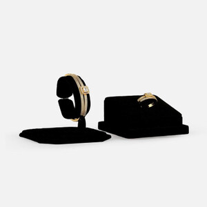 ‎ طقم نسائي ملفت بلون ذهبي