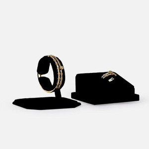 ‎ طقم نسائي ملفت بلون ذهبي