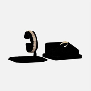 ‎ طقم نسائي ملفت بلون ذهبي