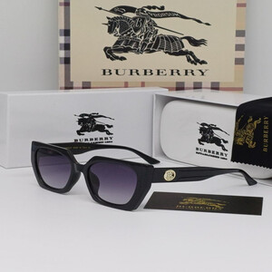 نظارة شمسيه نسائية من ماركة بربري