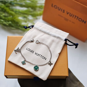 اسوارة انيقة من ماركة الفي LV