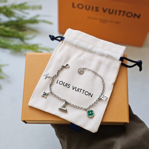 اسوارة انيقة من ماركة الفي LV