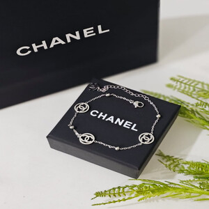 اسواره انيقة من ماركة شانيل