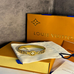 أسوارة نسائية أنيقة - من ماركة لويس فيتون