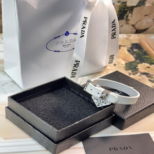 أسوارة انيقة من برادا