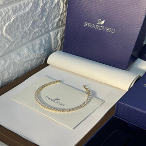 اسوارة نسائية انيقة من سواروفسكي
