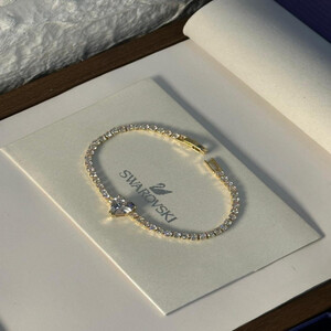 أسوارة نسائيه أنيقة من سواروفسكي