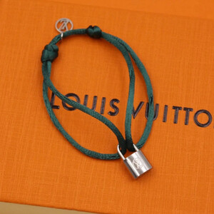 اسوارة من ماركة لويس فيتون اخضر