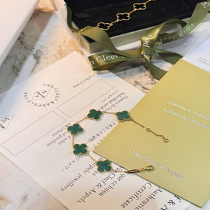 أسواره نسائيه من ماركة فان كليف