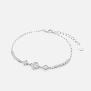 ‎ اسوارة نسائية جذابة باللون الفضي