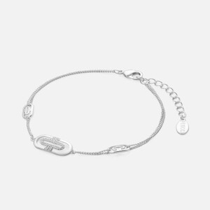 ‎ اسوارة نسائية بتصميم أنيق بلون فضي