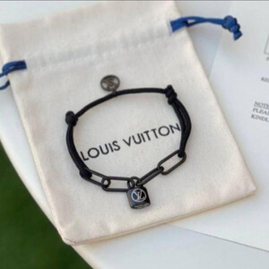 أسوارة من لويس فيتون باللون الأسود