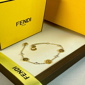 أسوارة نسائية من ماركة فندي FENDI