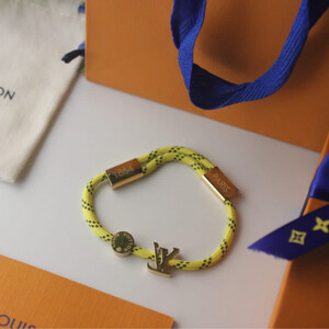 أسوارة من ماركه لويس فيتون