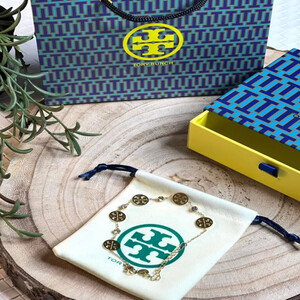 اسوارة نسائية من ماركة توري بورش