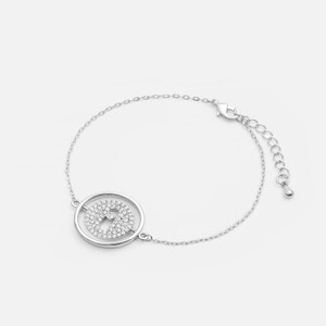 اسوارة نسائية بتصميم جذاب بلون فضي