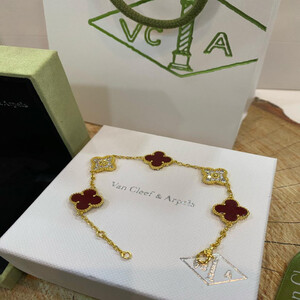 اسواره نسائيه من ماركه فان كليف